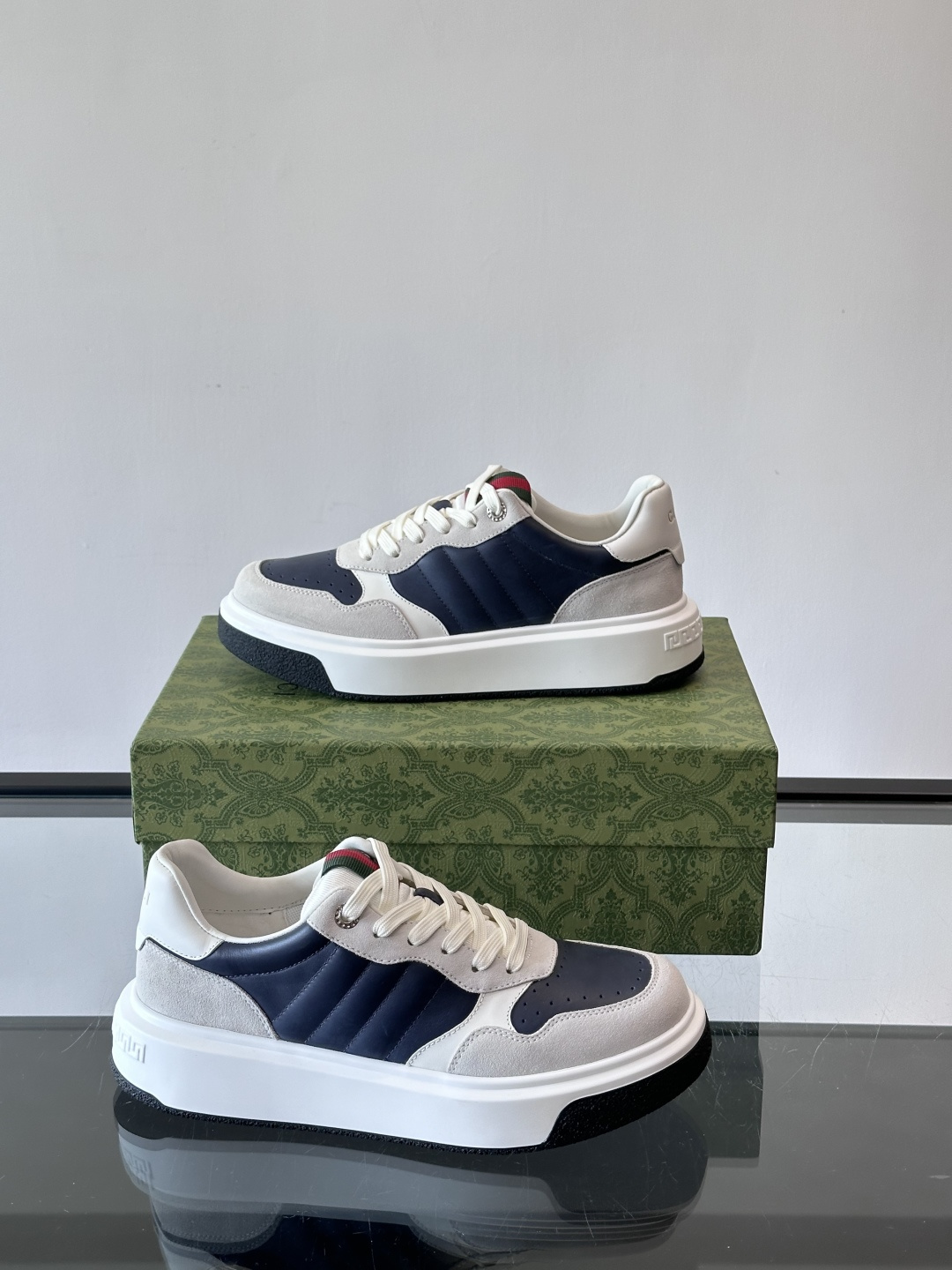 Gucci 男士休闲运动鞋，采用牛皮革+麂皮拼接，经典又时髦！鞋舌红绿织带超有辨识度，侧面压纹细节很精致