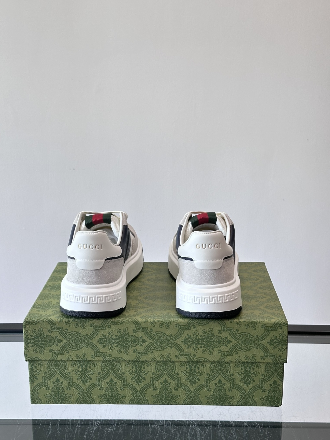Gucci 男士休闲运动鞋，采用牛皮革+麂皮拼接，经典又时髦！鞋舌红绿织带超有辨识度，侧面压纹细节很精致