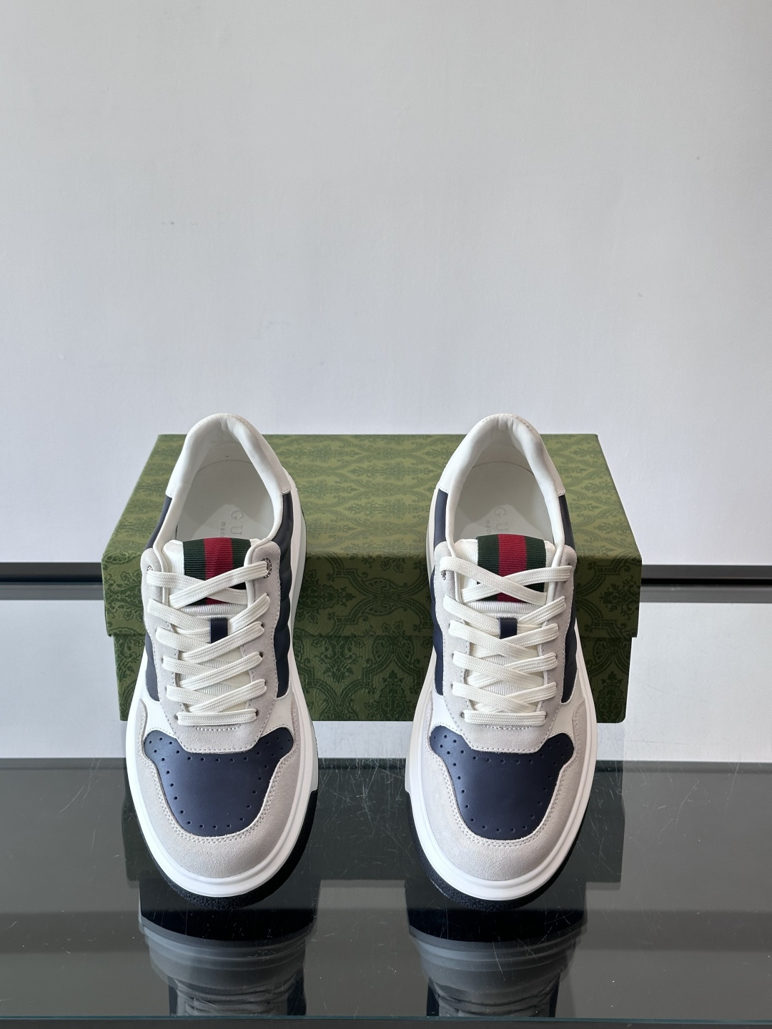 Gucci 男士休闲运动鞋，采用牛皮革+麂皮拼接，经典又时髦！鞋舌红绿织带超有辨识度，侧面压纹细节很精致