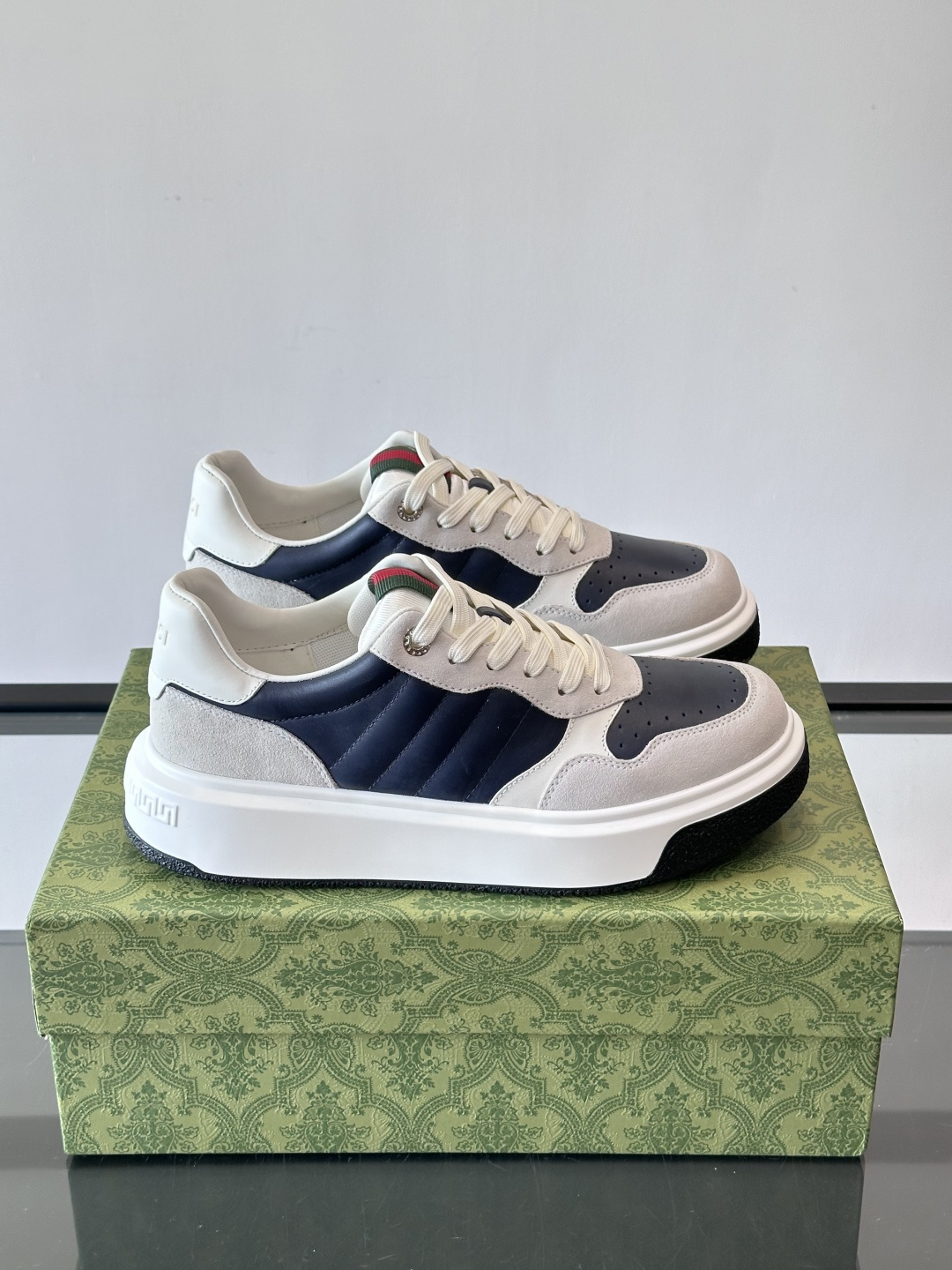 Gucci 男士休闲运动鞋，采用牛皮革+麂皮拼接，经典又时髦！鞋舌红绿织带超有辨识度，侧面压纹细节很精致