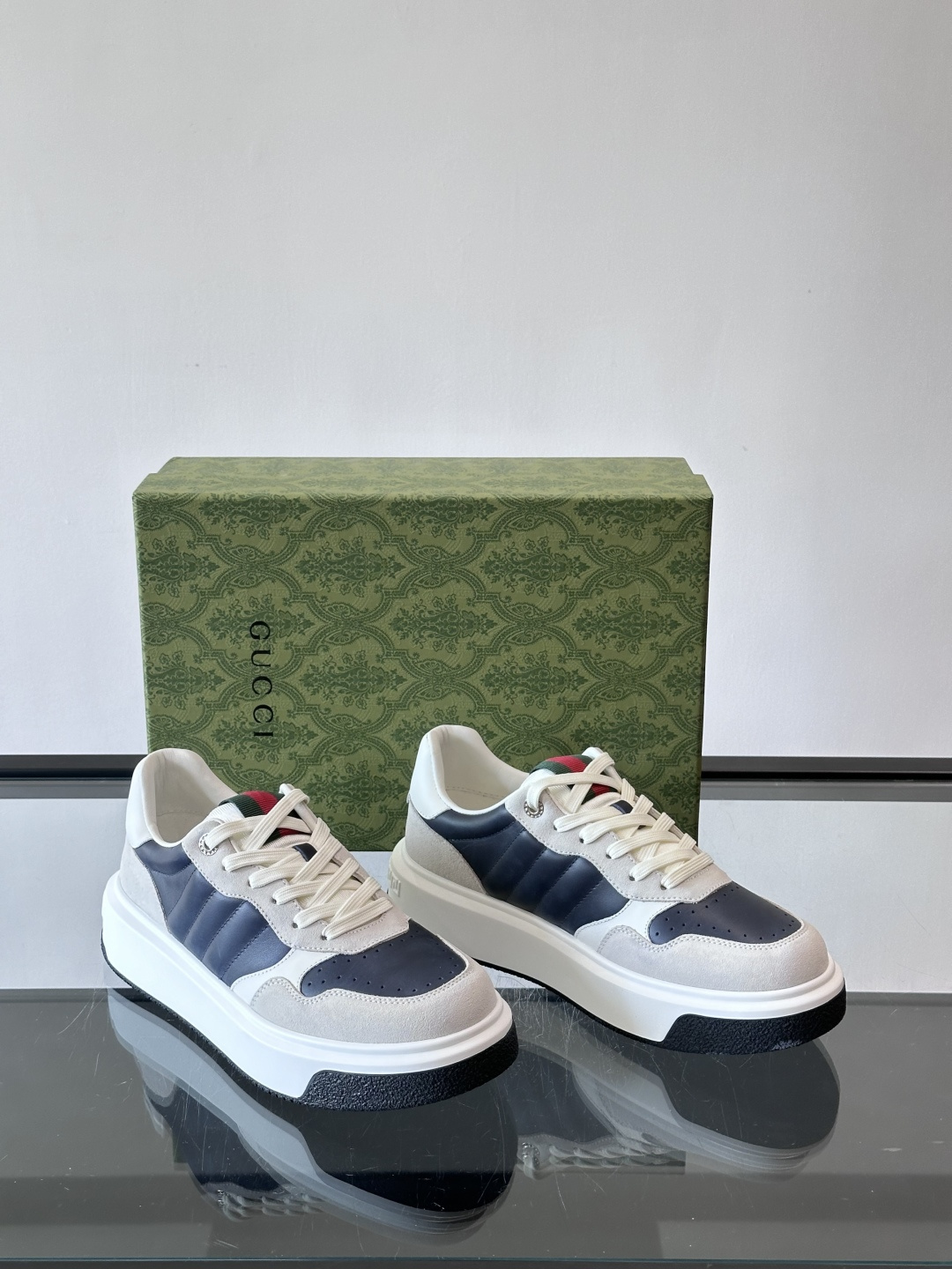 Gucci 男士休闲运动鞋，采用牛皮革+麂皮拼接，经典又时髦！鞋舌红绿织带超有辨识度，侧面压纹细节很精致