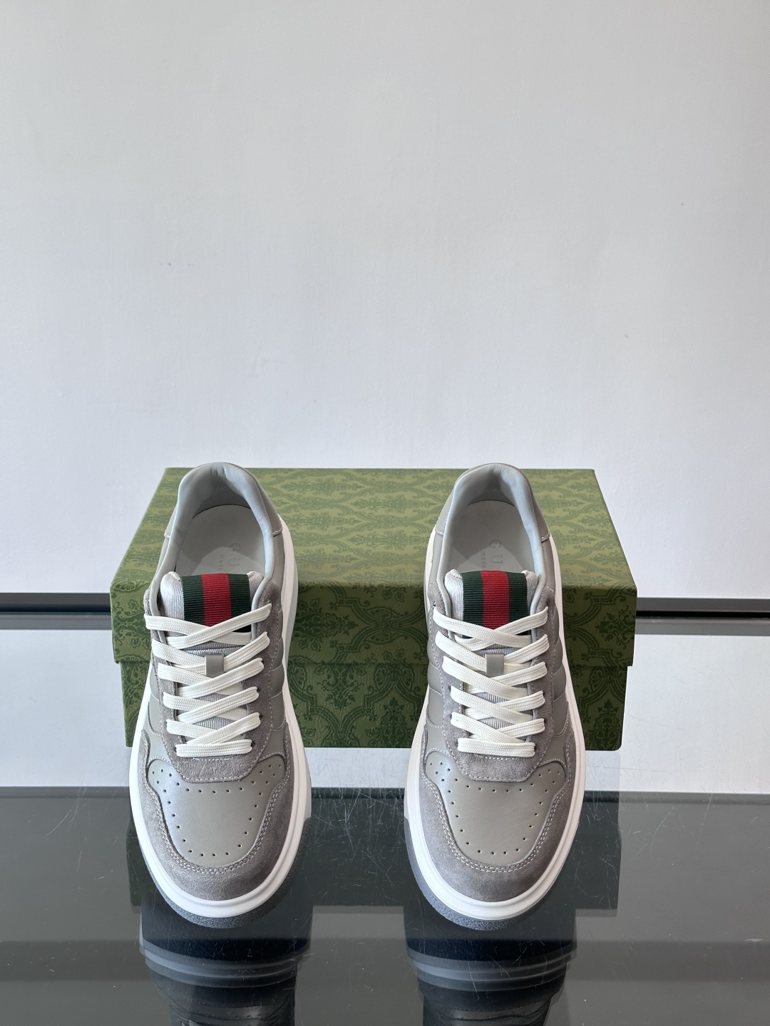 Gucci 男士休闲运动鞋，采用牛皮革+麂皮拼接，经典又时髦！鞋舌红绿织带超有辨识度，侧面压纹细节很精致