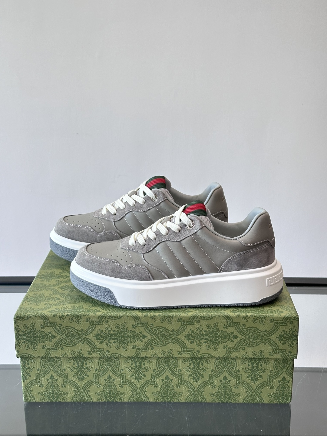 Gucci 男士休闲运动鞋，采用牛皮革+麂皮拼接，经典又时髦！鞋舌红绿织带超有辨识度，侧面压纹细节很精致