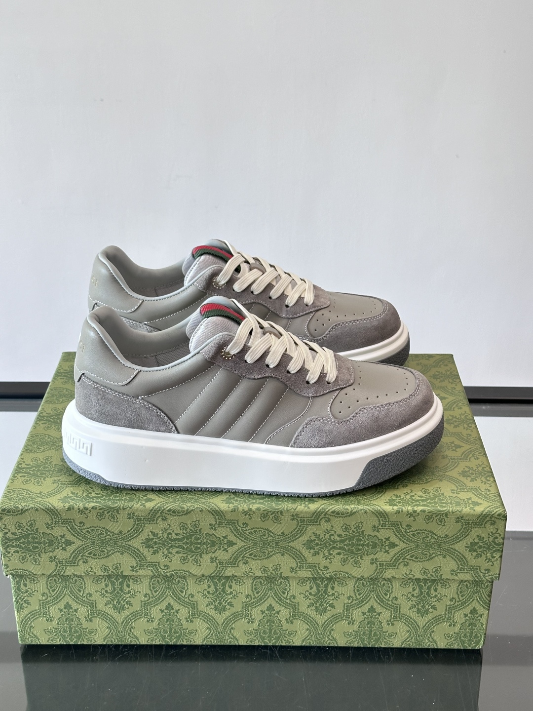 Gucci 男士休闲运动鞋，采用牛皮革+麂皮拼接，经典又时髦！鞋舌红绿织带超有辨识度，侧面压纹细节很精致
