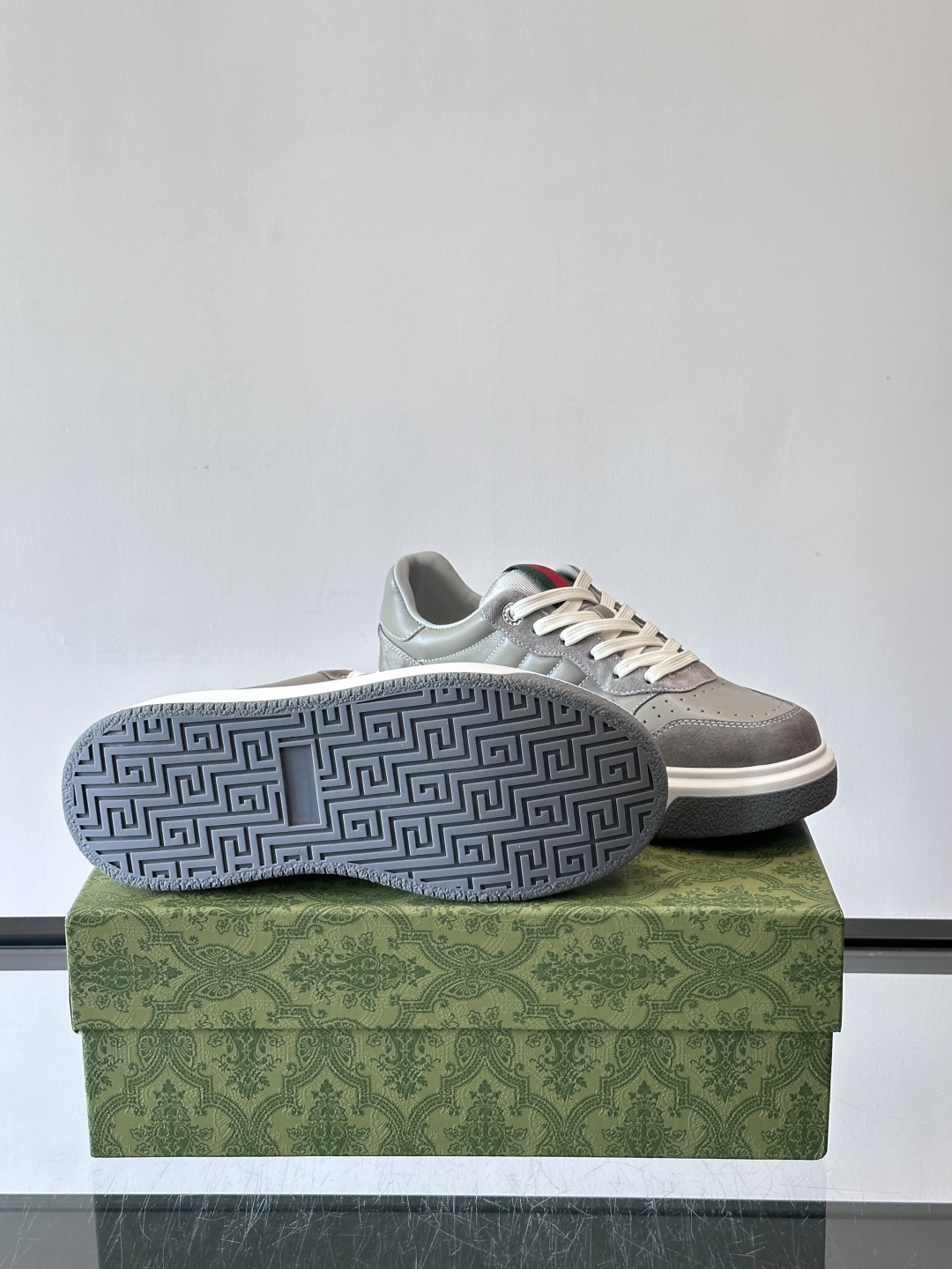 Gucci 男士休闲运动鞋，采用牛皮革+麂皮拼接，经典又时髦！鞋舌红绿织带超有辨识度，侧面压纹细节很精致