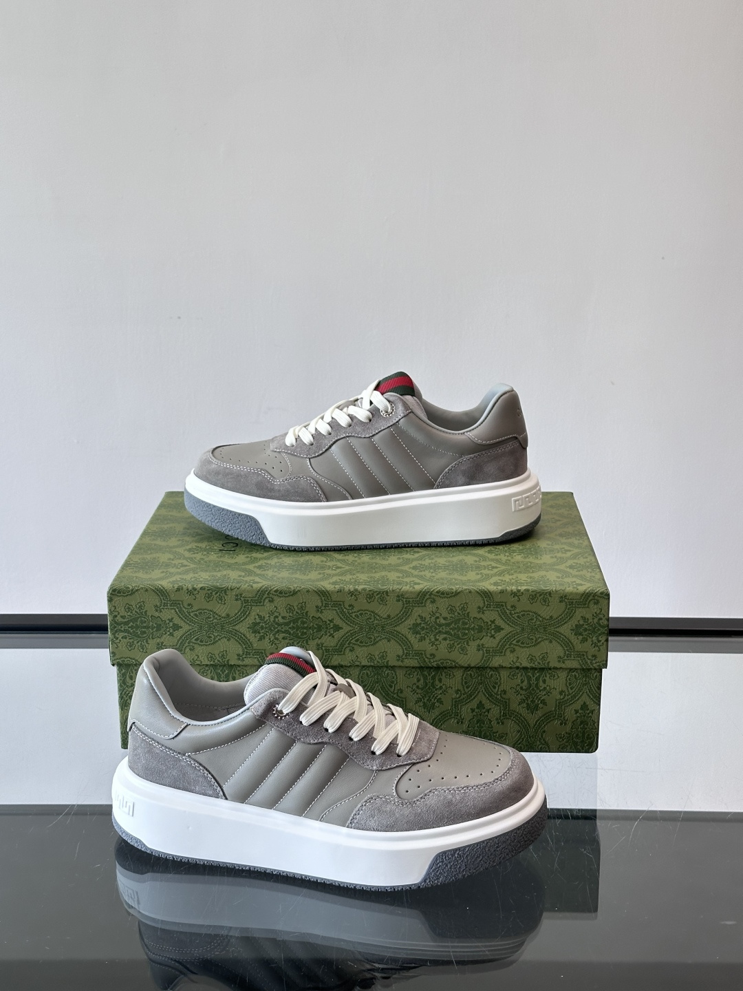 Gucci 男士休闲运动鞋，采用牛皮革+麂皮拼接，经典又时髦！鞋舌红绿织带超有辨识度，侧面压纹细节很精致