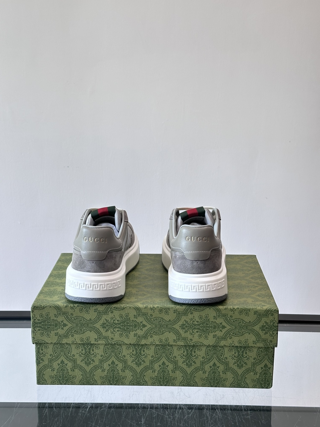 Gucci 男士休闲运动鞋，采用牛皮革+麂皮拼接，经典又时髦！鞋舌红绿织带超有辨识度，侧面压纹细节很精致