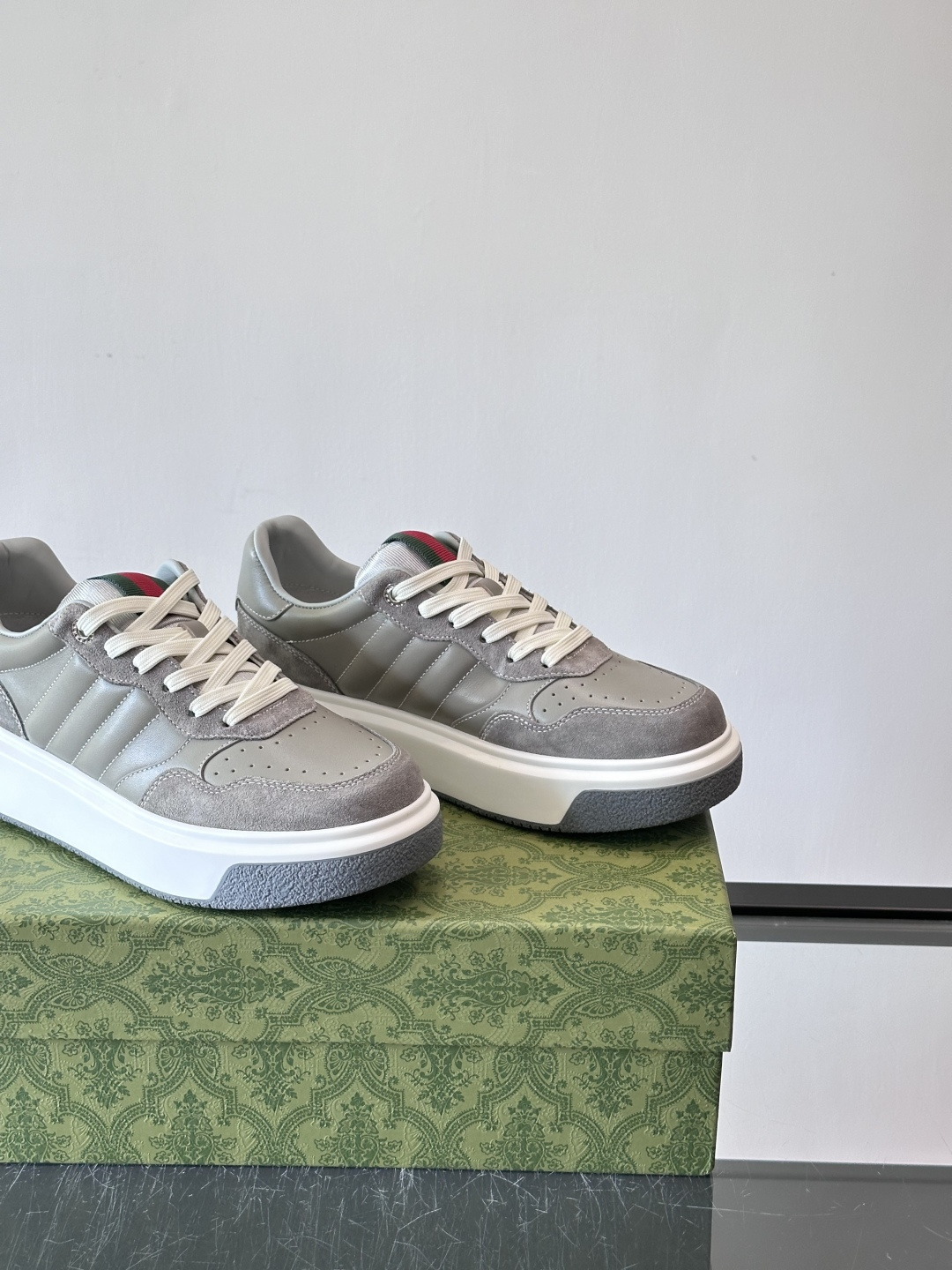 Gucci 男士休闲运动鞋，采用牛皮革+麂皮拼接，经典又时髦！鞋舌红绿织带超有辨识度，侧面压纹细节很精致