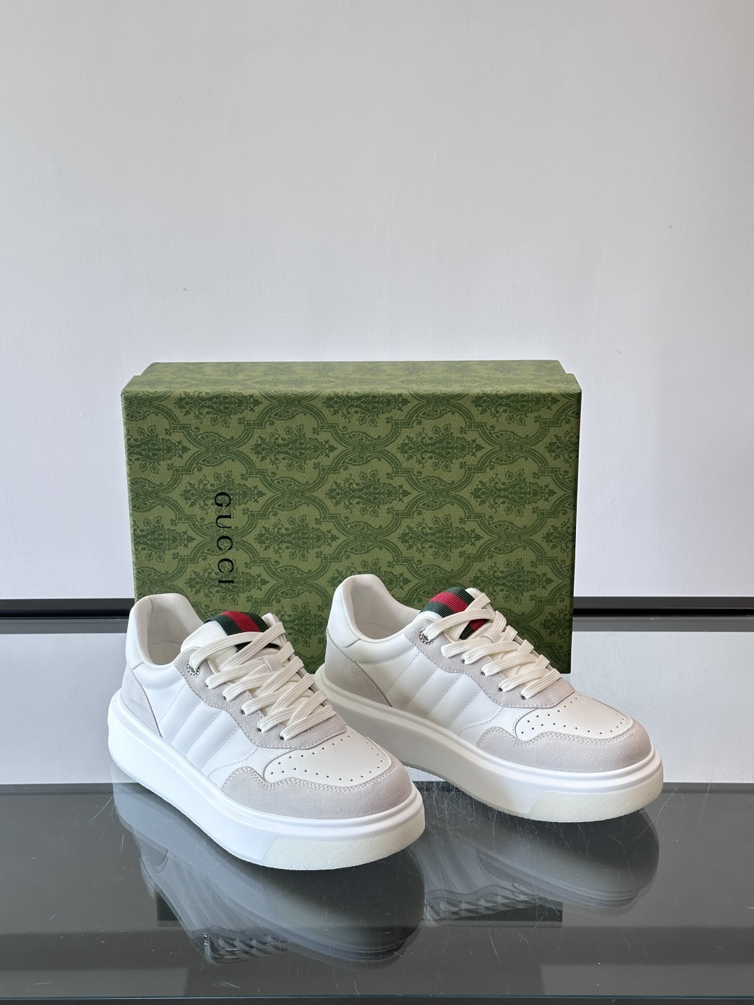 Gucci 男士休闲运动鞋，采用牛皮革+麂皮拼接，经典又时髦！鞋舌红绿织带超有辨识度，侧面压纹细节很精致