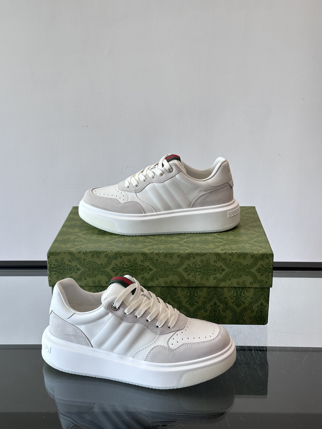 Gucci 男士休闲运动鞋，采用牛皮革+麂皮拼接，经典又时髦！鞋舌红绿织带超有辨识度，侧面压纹细节很精致