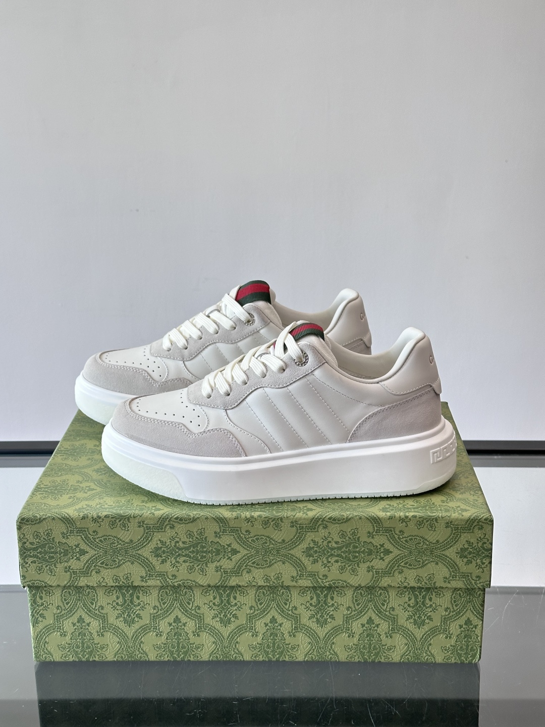 Gucci 男士休闲运动鞋，采用牛皮革+麂皮拼接，经典又时髦！鞋舌红绿织带超有辨识度，侧面压纹细节很精致