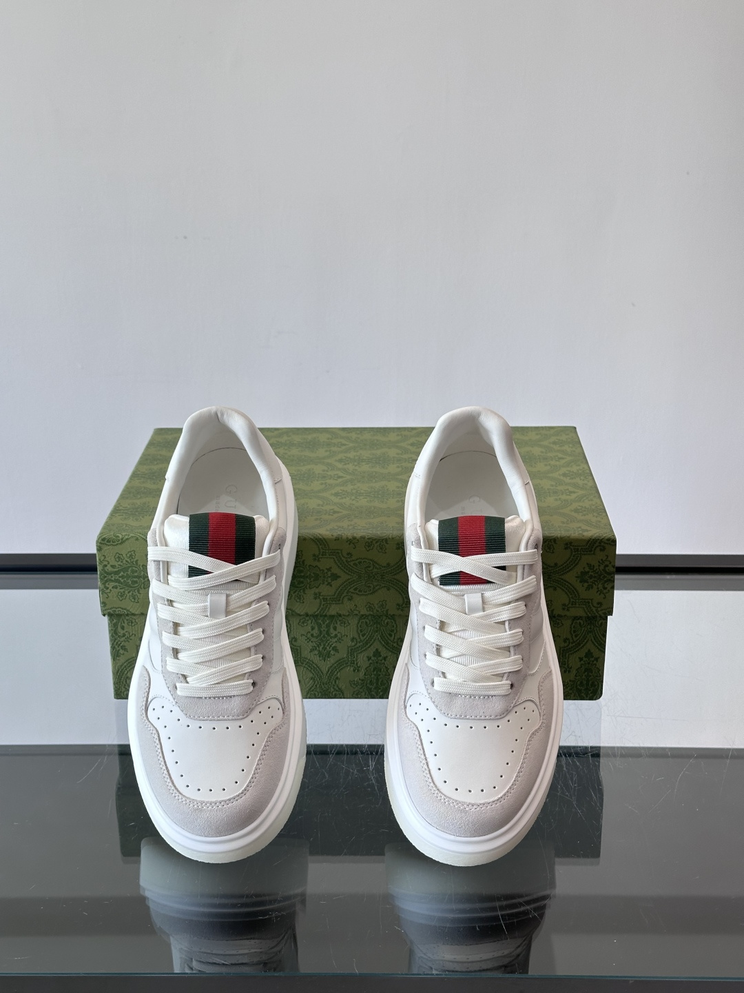 Gucci 男士休闲运动鞋，采用牛皮革+麂皮拼接，经典又时髦！鞋舌红绿织带超有辨识度，侧面压纹细节很精致