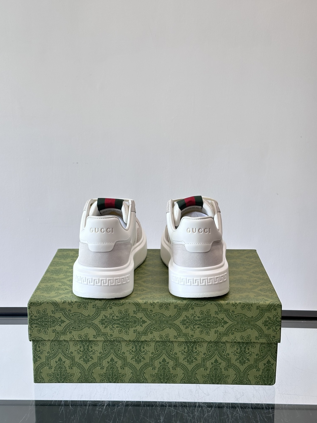 Gucci 男士休闲运动鞋，采用牛皮革+麂皮拼接，经典又时髦！鞋舌红绿织带超有辨识度，侧面压纹细节很精致