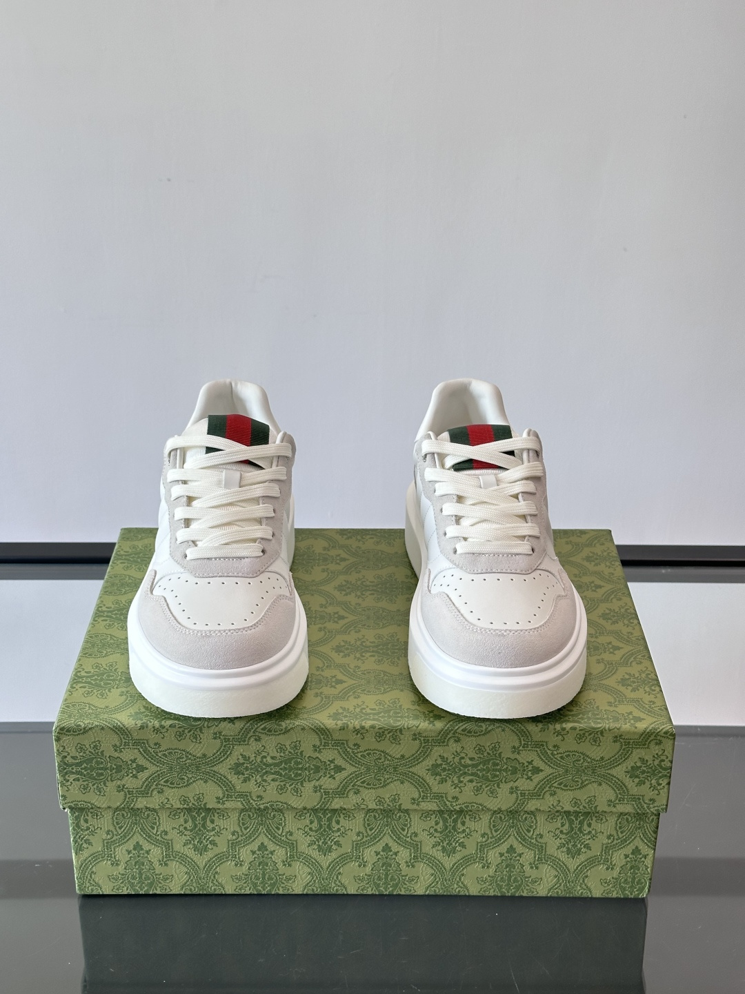 Gucci 男士休闲运动鞋，采用牛皮革+麂皮拼接，经典又时髦！鞋舌红绿织带超有辨识度，侧面压纹细节很精致