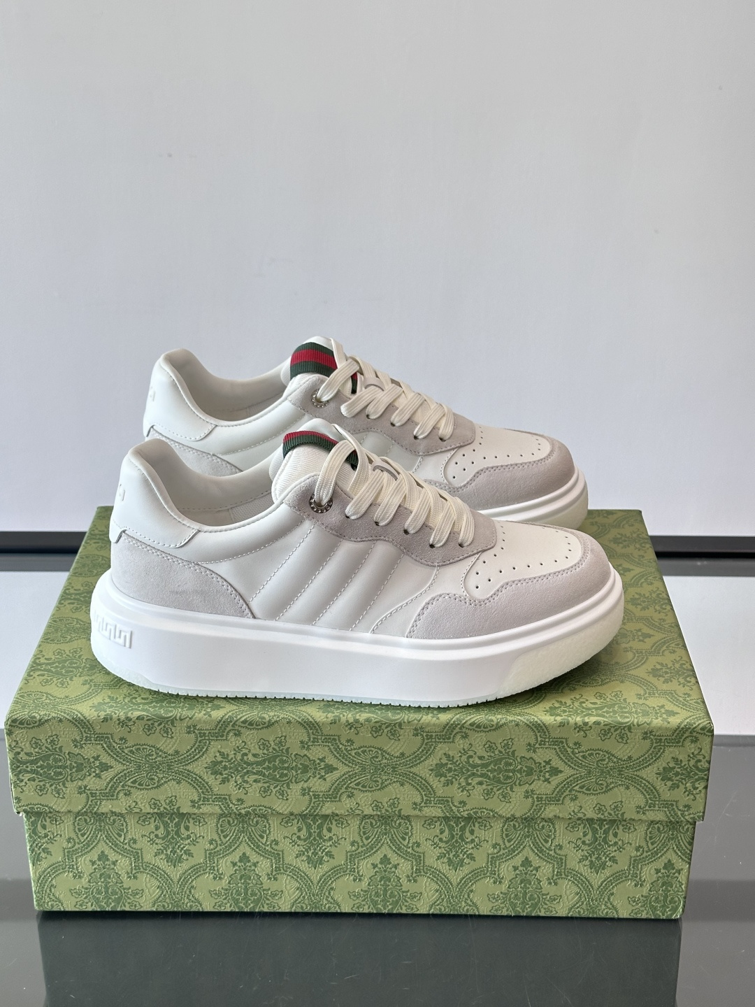 Gucci 男士休闲运动鞋，采用牛皮革+麂皮拼接，经典又时髦！鞋舌红绿织带超有辨识度，侧面压纹细节很精致