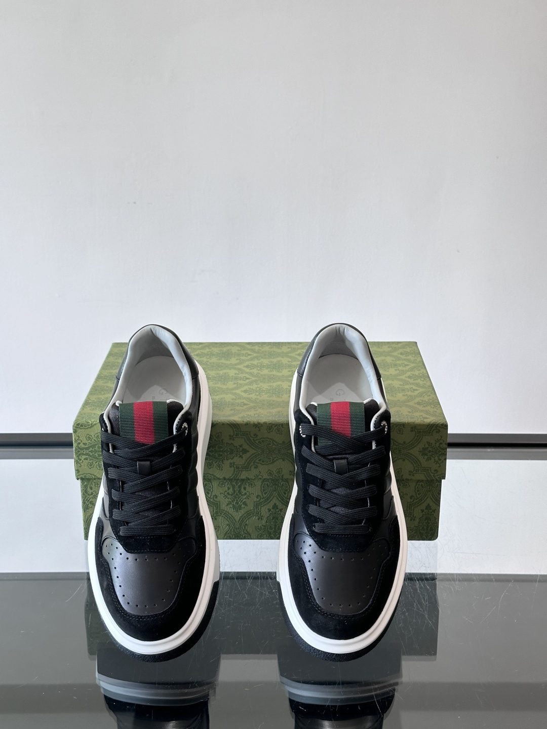 Gucci 男士休闲运动鞋，采用牛皮革+麂皮拼接，经典又时髦！鞋舌红绿织带超有辨识度，侧面压纹细节很精致