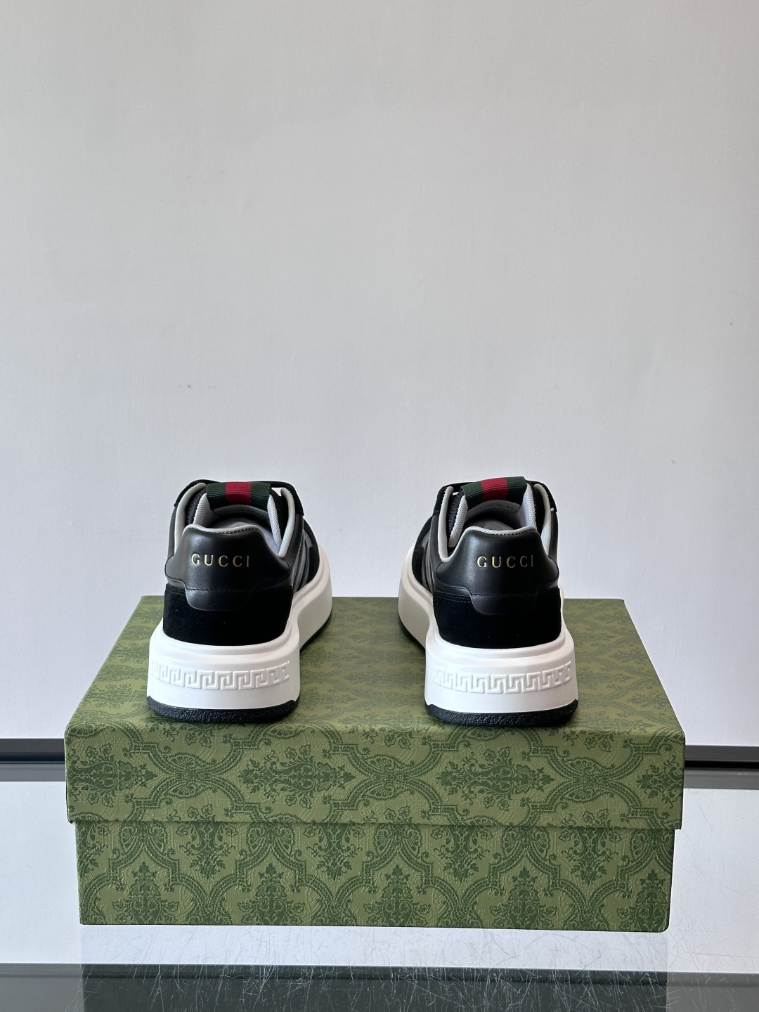 Gucci 男士休闲运动鞋，采用牛皮革+麂皮拼接，经典又时髦！鞋舌红绿织带超有辨识度，侧面压纹细节很精致