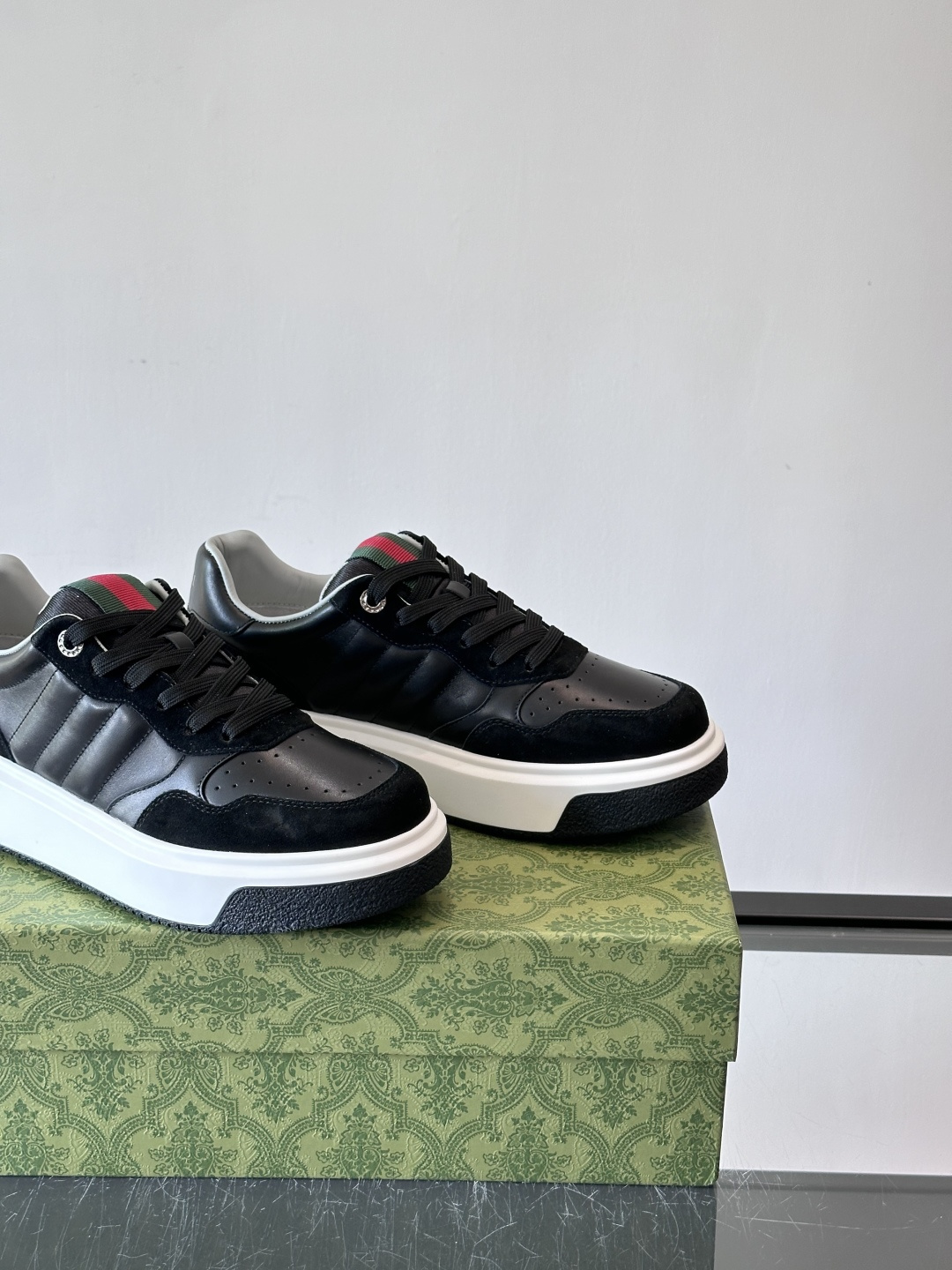 Gucci 男士休闲运动鞋，采用牛皮革+麂皮拼接，经典又时髦！鞋舌红绿织带超有辨识度，侧面压纹细节很精致