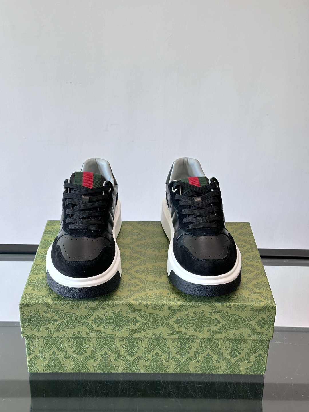 Gucci 男士休闲运动鞋，采用牛皮革+麂皮拼接，经典又时髦！鞋舌红绿织带超有辨识度，侧面压纹细节很精致