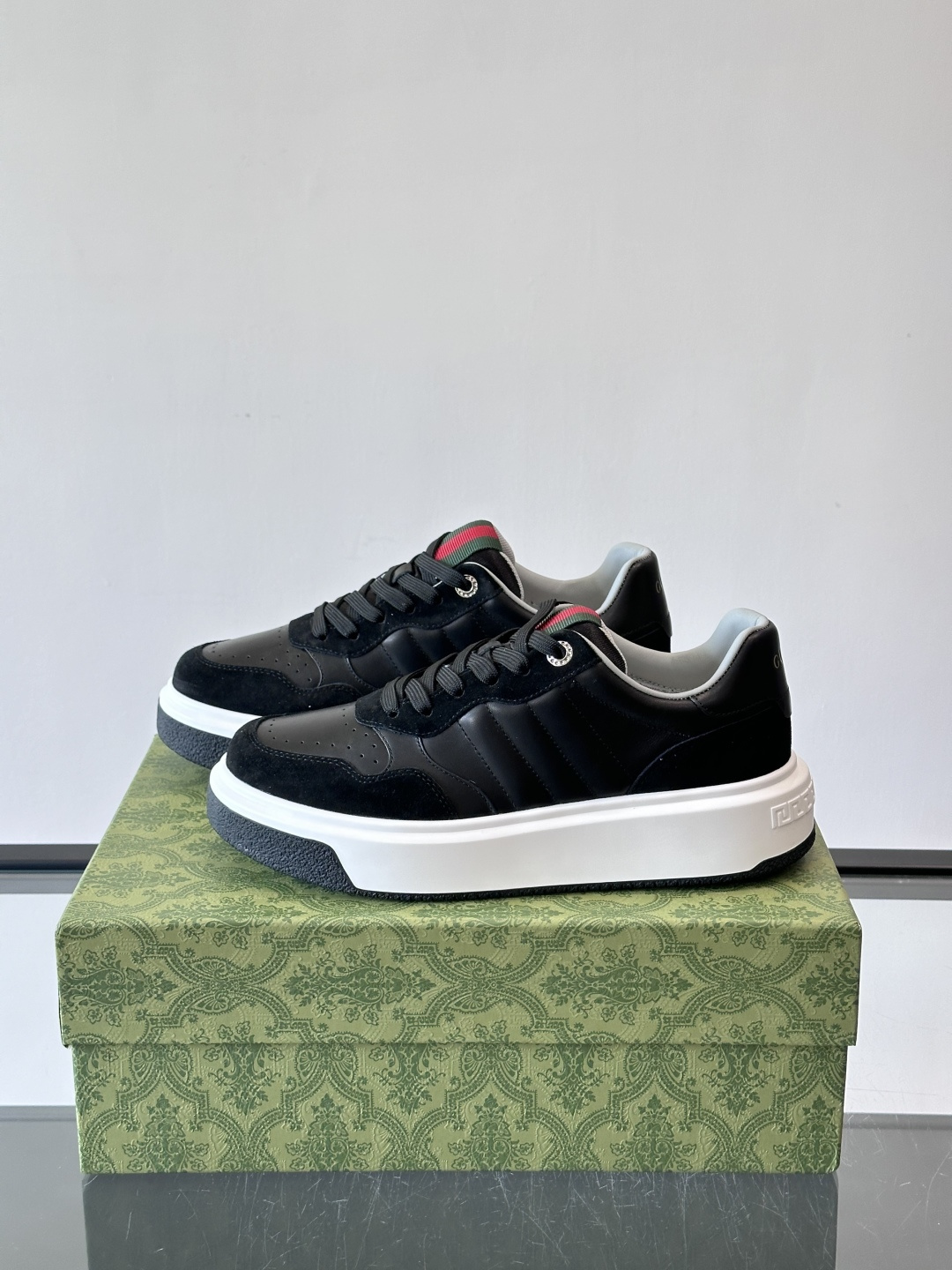 Gucci 男士休闲运动鞋，采用牛皮革+麂皮拼接，经典又时髦！鞋舌红绿织带超有辨识度，侧面压纹细节很精致