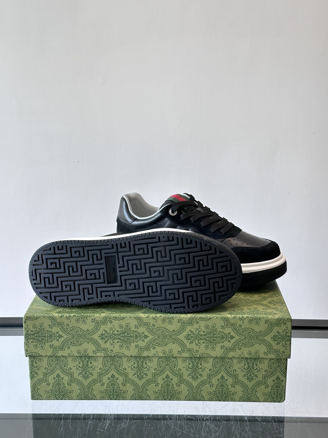 Gucci 男士休闲运动鞋，采用牛皮革+麂皮拼接，经典又时髦！鞋舌红绿织带超有辨识度，侧面压纹细节很精致