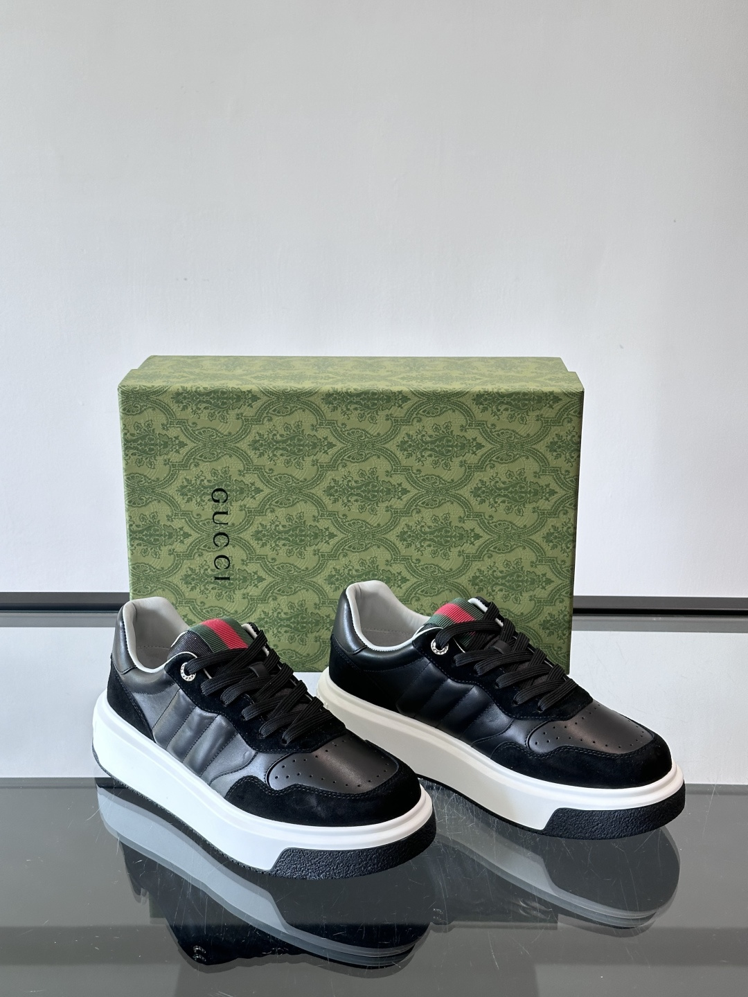 Gucci 男士休闲运动鞋，采用牛皮革+麂皮拼接，经典又时髦！鞋舌红绿织带超有辨识度，侧面压纹细节很精致