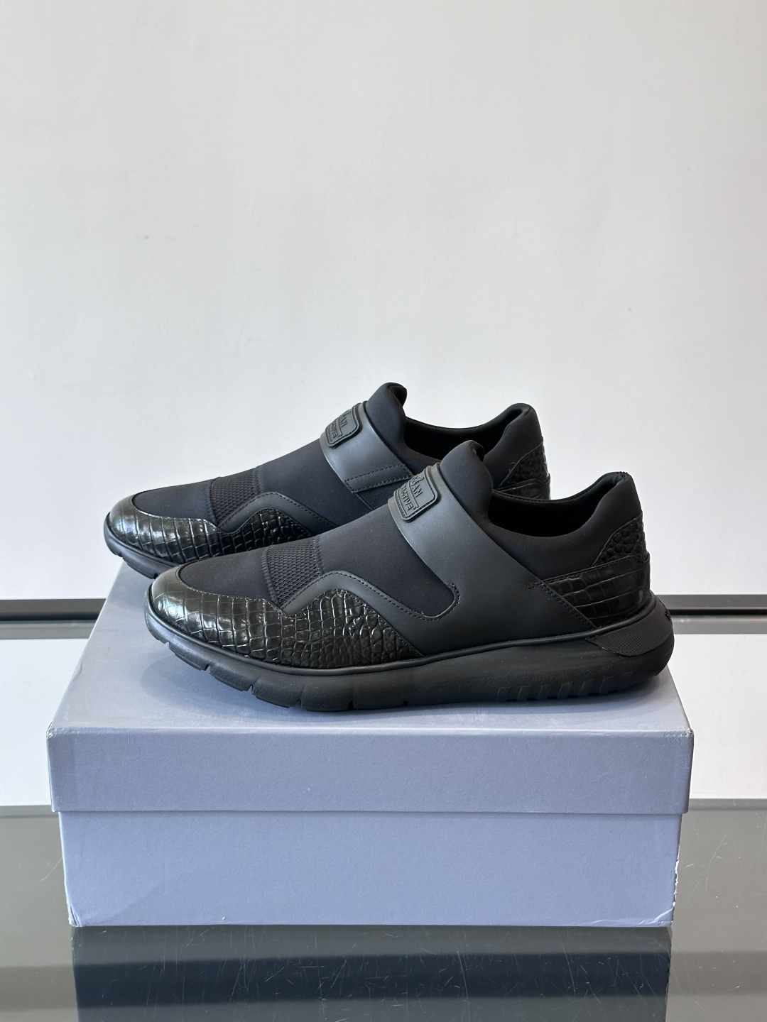 Hogan 男士运动鞋，意大利制造，多色拼接设计，织物+牛皮+橡胶鞋底，轻便透气又耐穿。一脚蹬+记忆棉鞋