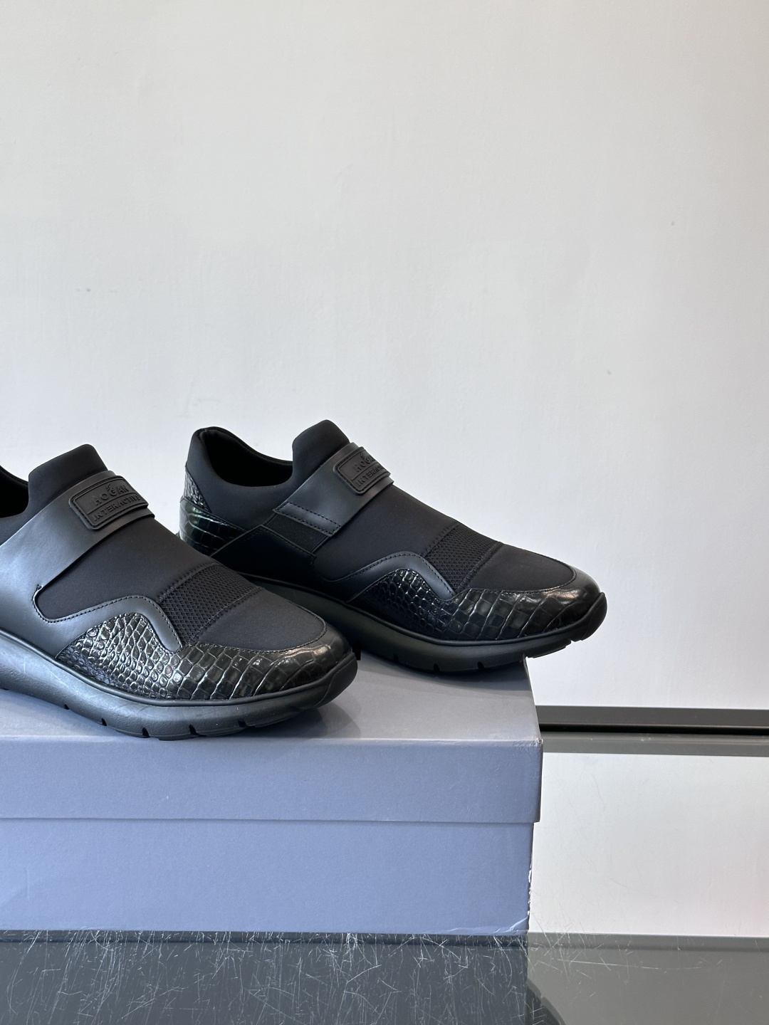 Hogan 男士运动鞋，意大利制造，多色拼接设计，织物+牛皮+橡胶鞋底，轻便透气又耐穿。一脚蹬+记忆棉鞋