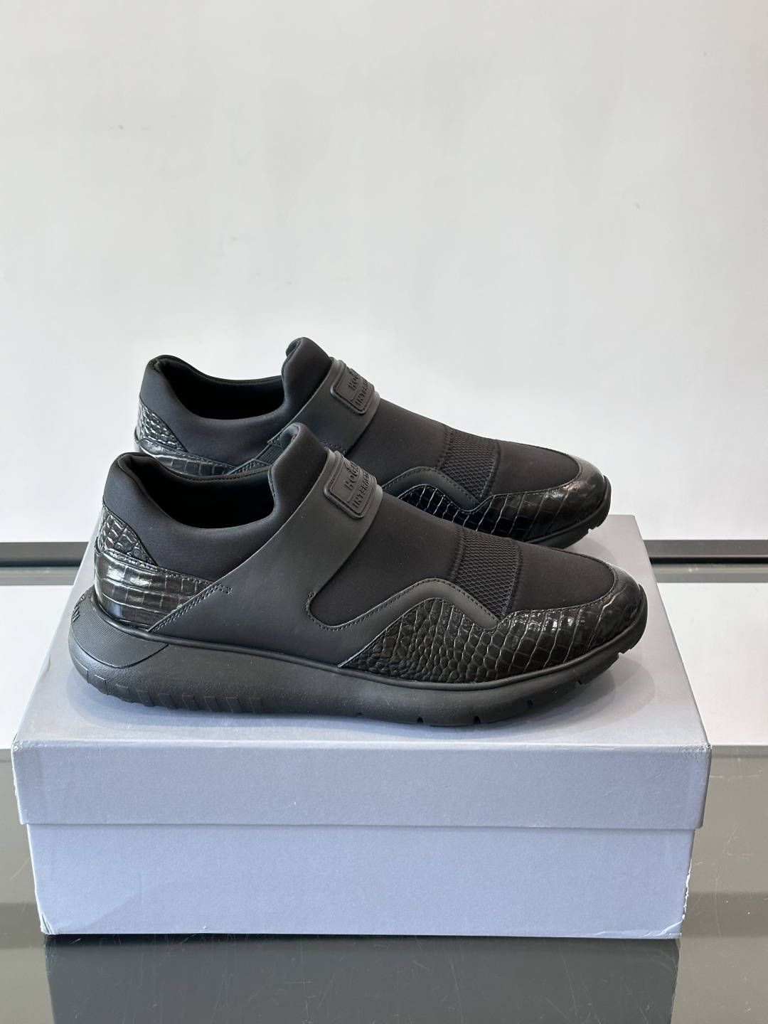 Hogan 男士运动鞋，意大利制造，多色拼接设计，织物+牛皮+橡胶鞋底，轻便透气又耐穿。一脚蹬+记忆棉鞋