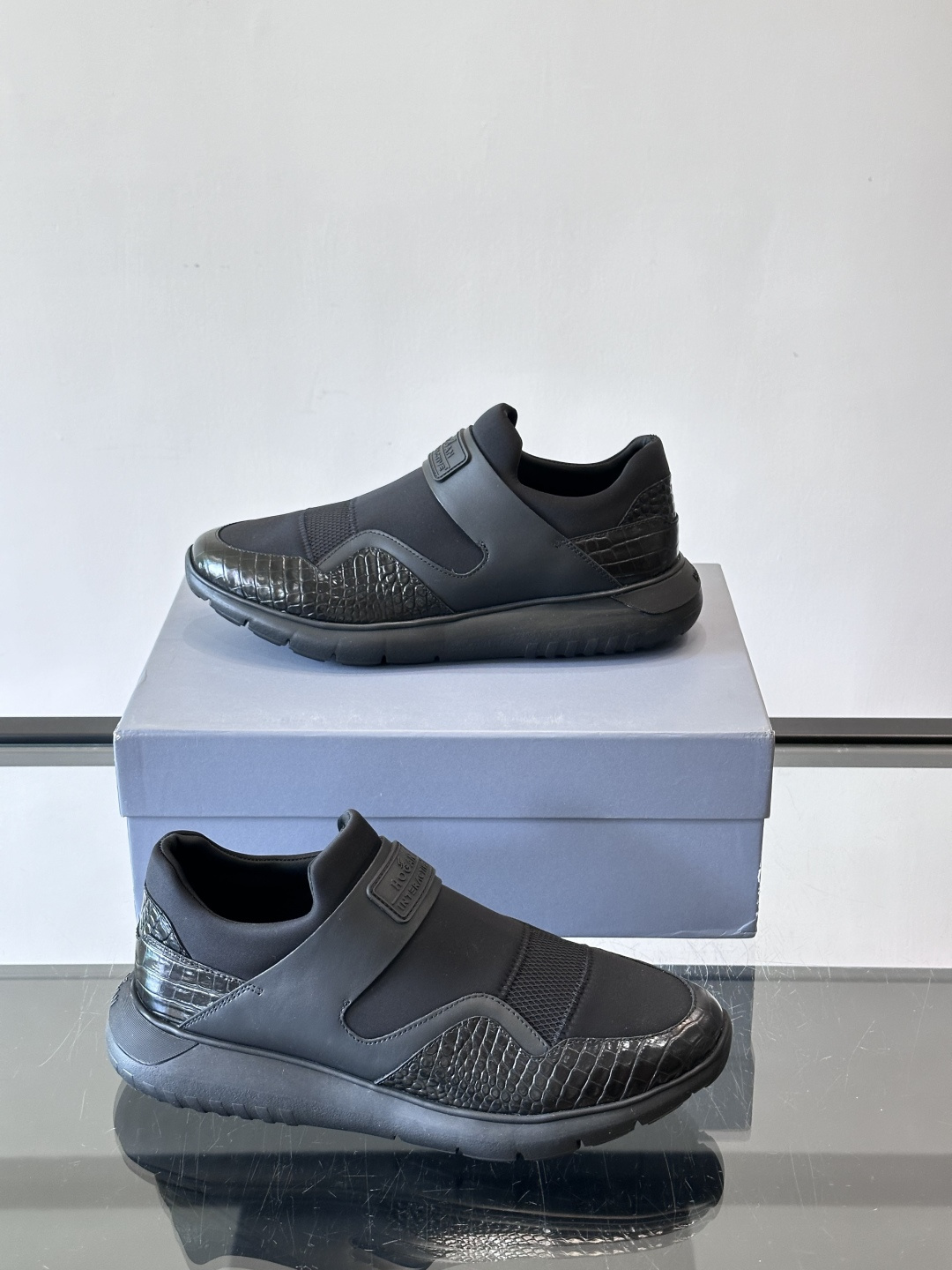 Hogan 男士运动鞋，意大利制造，多色拼接设计，织物+牛皮+橡胶鞋底，轻便透气又耐穿。一脚蹬+记忆棉鞋