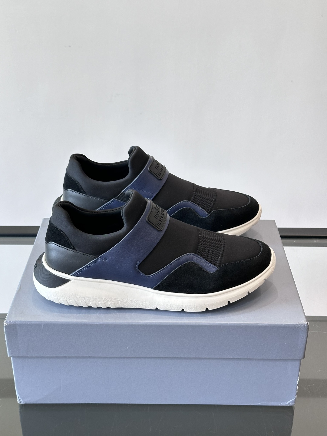 Hogan 男士运动鞋，意大利制造，多色拼接设计，织物+牛皮+橡胶鞋底，轻便透气又耐穿。一脚蹬+记忆棉鞋