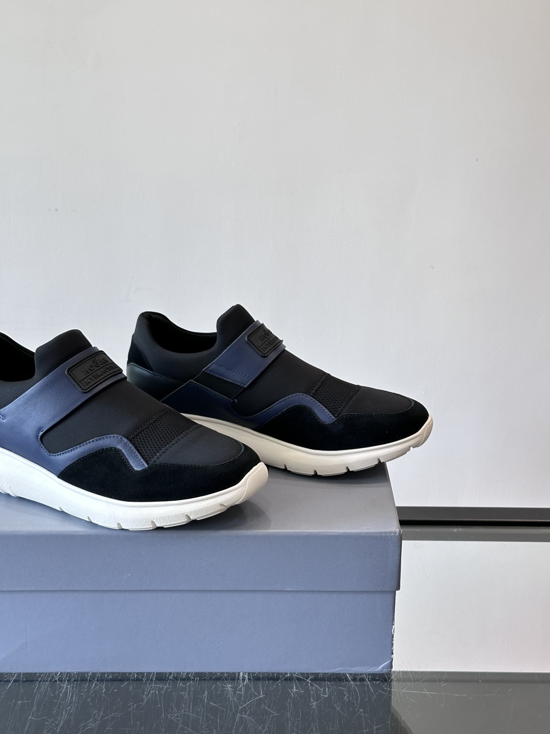 Hogan 男士运动鞋，意大利制造，多色拼接设计，织物+牛皮+橡胶鞋底，轻便透气又耐穿。一脚蹬+记忆棉鞋