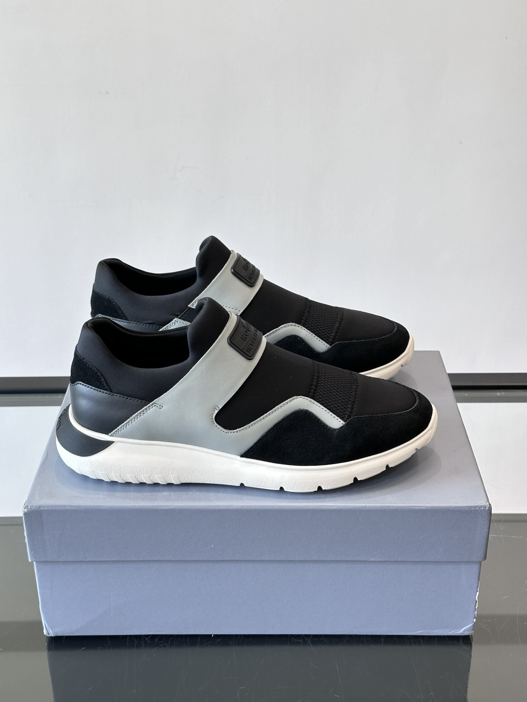 Hogan 男士运动鞋，意大利制造，多色拼接设计，织物+牛皮+橡胶鞋底，轻便透气又耐穿。一脚蹬+记忆棉鞋