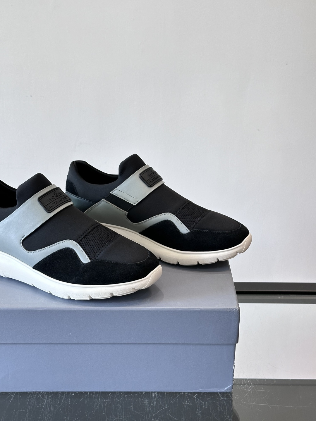 Hogan 男士运动鞋，意大利制造，多色拼接设计，织物+牛皮+橡胶鞋底，轻便透气又耐穿。一脚蹬+记忆棉鞋