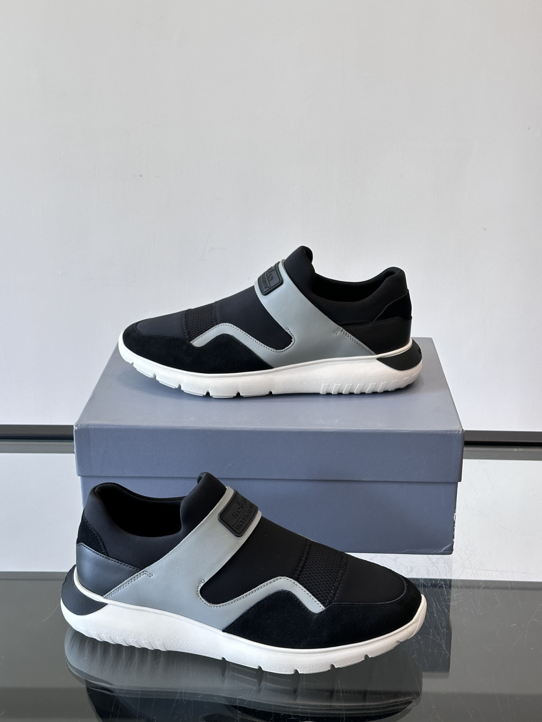 Hogan 男士运动鞋，意大利制造，多色拼接设计，织物+牛皮+橡胶鞋底，轻便透气又耐穿。一脚蹬+记忆棉鞋