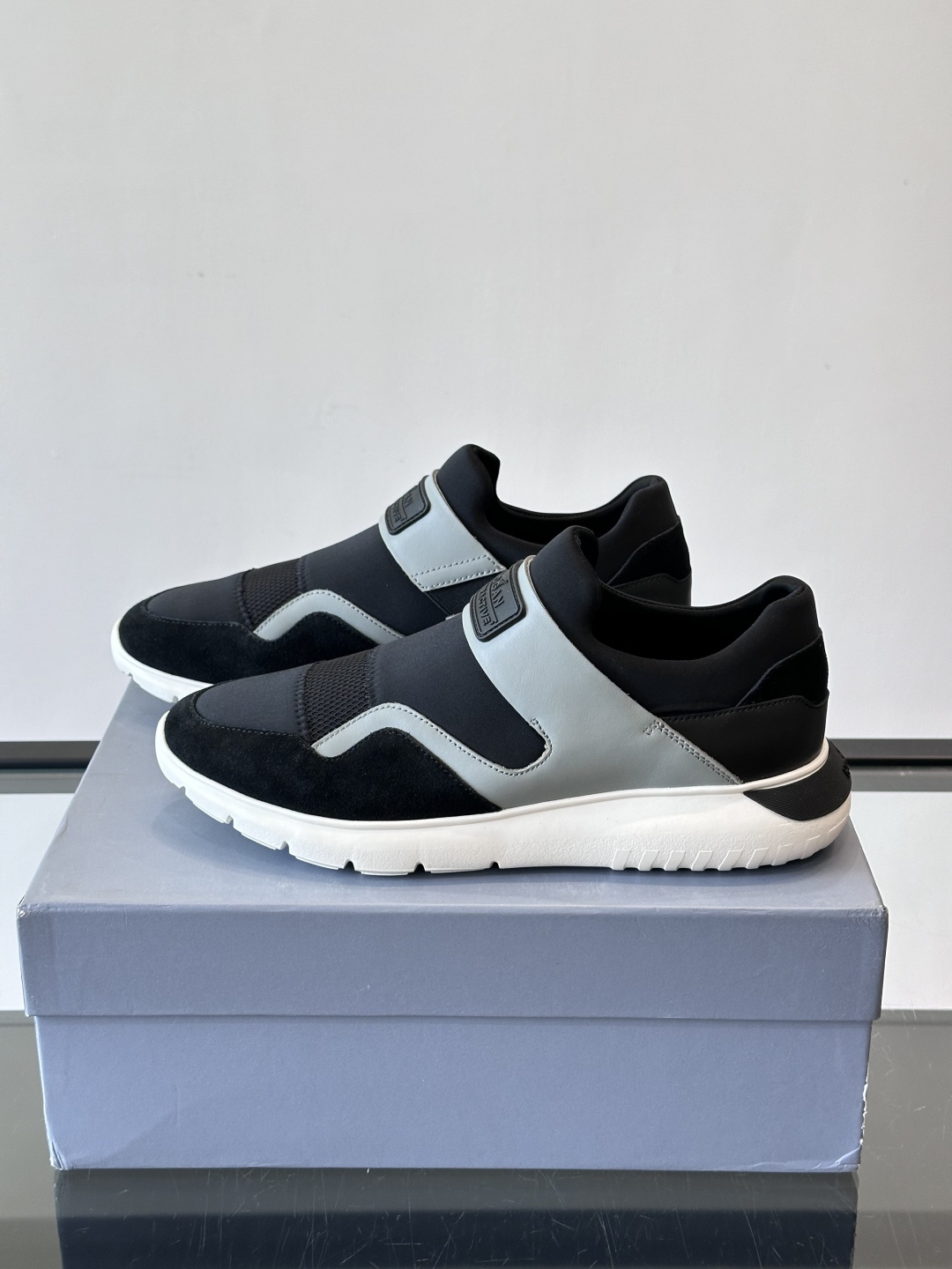 Hogan 男士运动鞋，意大利制造，多色拼接设计，织物+牛皮+橡胶鞋底，轻便透气又耐穿。一脚蹬+记忆棉鞋