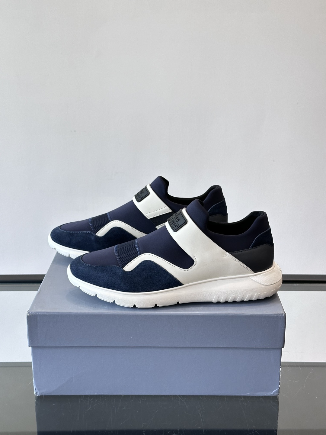 Hogan 男士运动鞋，意大利制造，多色拼接设计，织物+牛皮+橡胶鞋底，轻便透气又耐穿。一脚蹬+记忆棉鞋