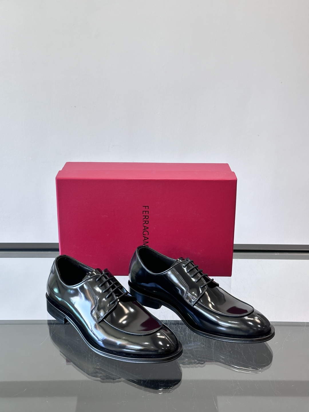 F菲拉格慕亮面德比皮鞋，采用高光泽漆皮，简约大方，商务正装风格超适合职场、婚礼等正式场合气。德比鞋系带设