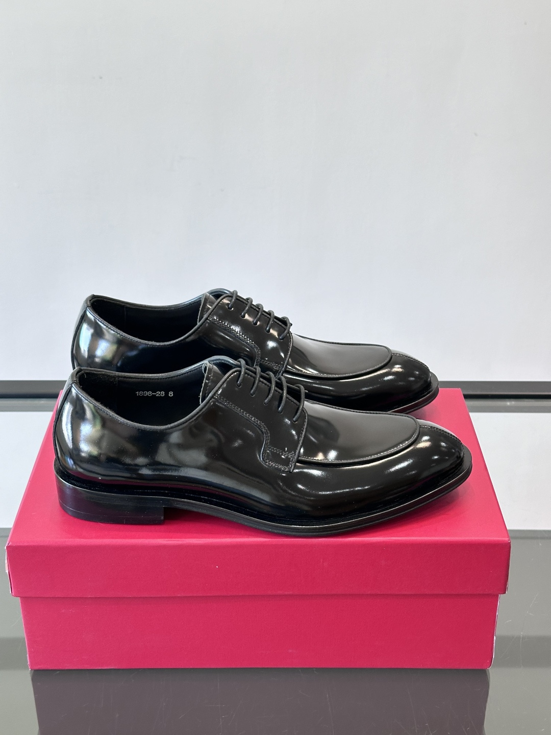 F菲拉格慕亮面德比皮鞋，采用高光泽漆皮，简约大方，商务正装风格超适合职场、婚礼等正式场合气。德比鞋系带设