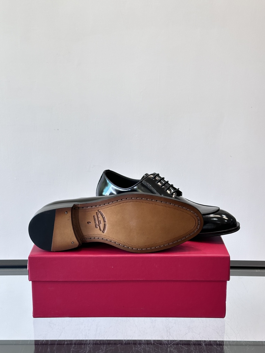 F菲拉格慕亮面德比皮鞋，采用高光泽漆皮，简约大方，商务正装风格超适合职场、婚礼等正式场合气。德比鞋系带设
