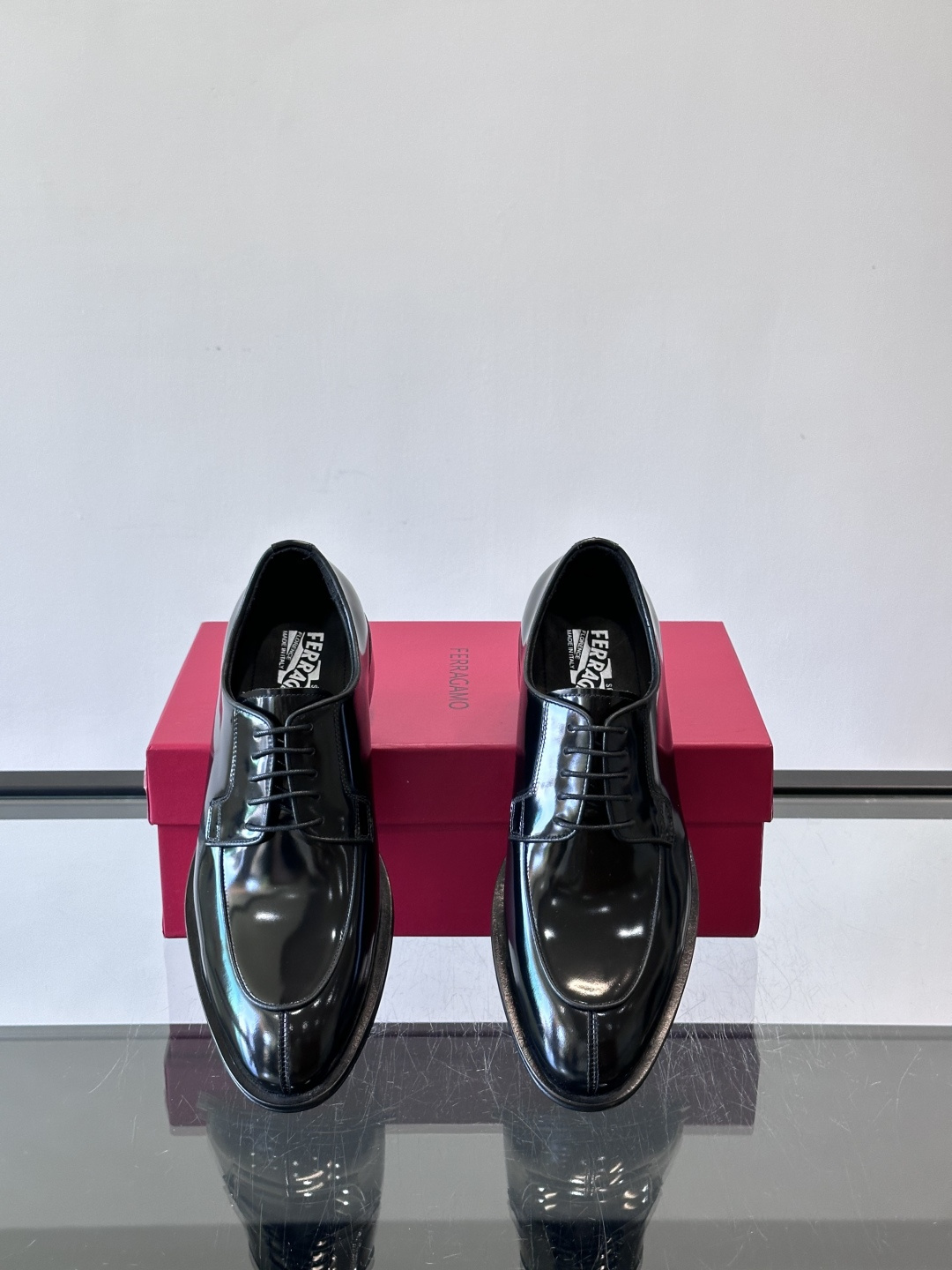 F菲拉格慕亮面德比皮鞋，采用高光泽漆皮，简约大方，商务正装风格超适合职场、婚礼等正式场合气。德比鞋系带设