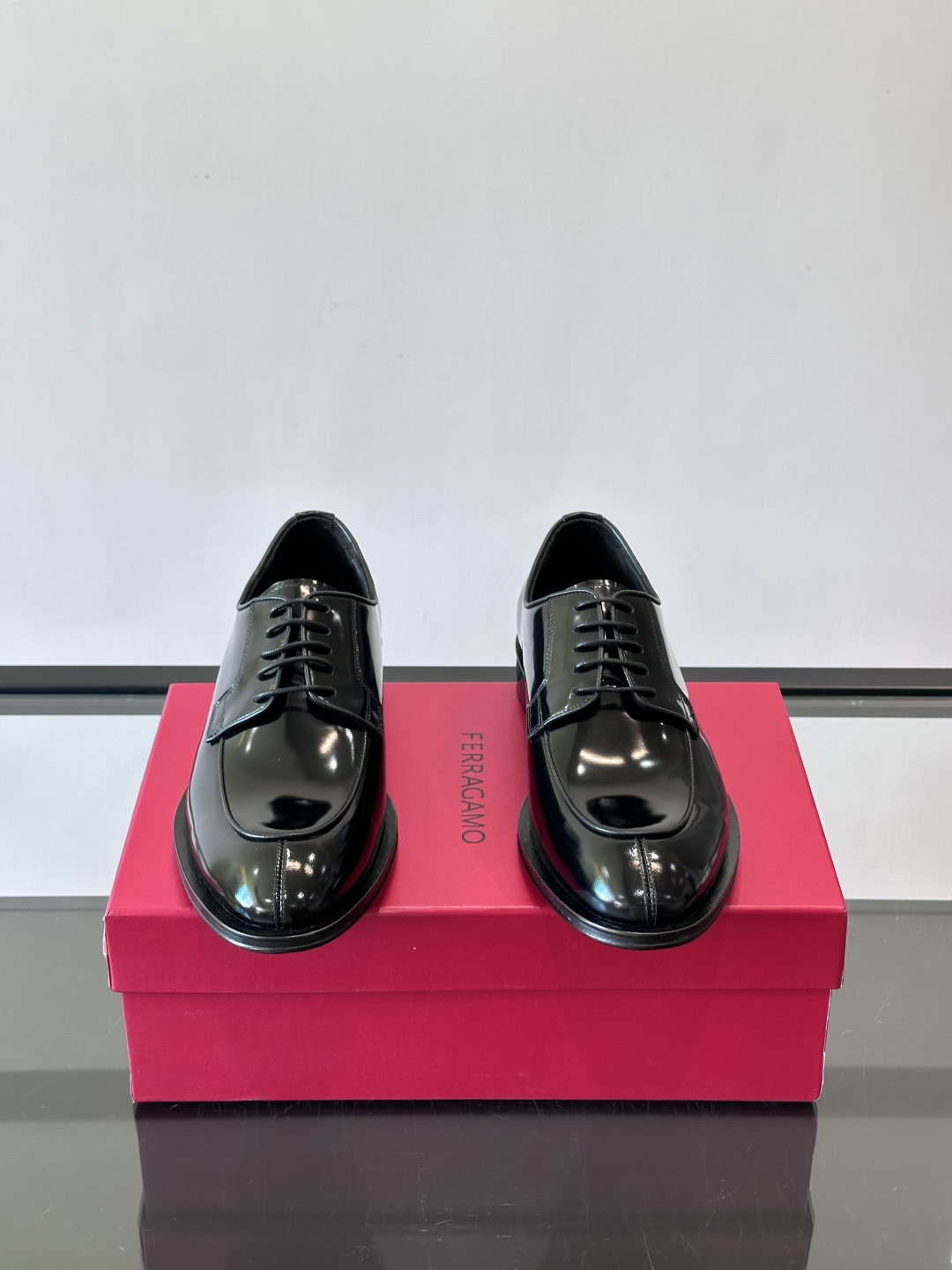 F菲拉格慕亮面德比皮鞋，采用高光泽漆皮，简约大方，商务正装风格超适合职场、婚礼等正式场合气。德比鞋系带设