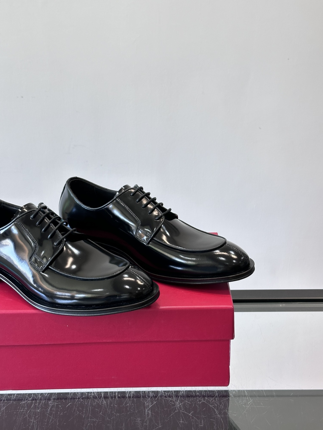 F菲拉格慕亮面德比皮鞋，采用高光泽漆皮，简约大方，商务正装风格超适合职场、婚礼等正式场合气。德比鞋系带设