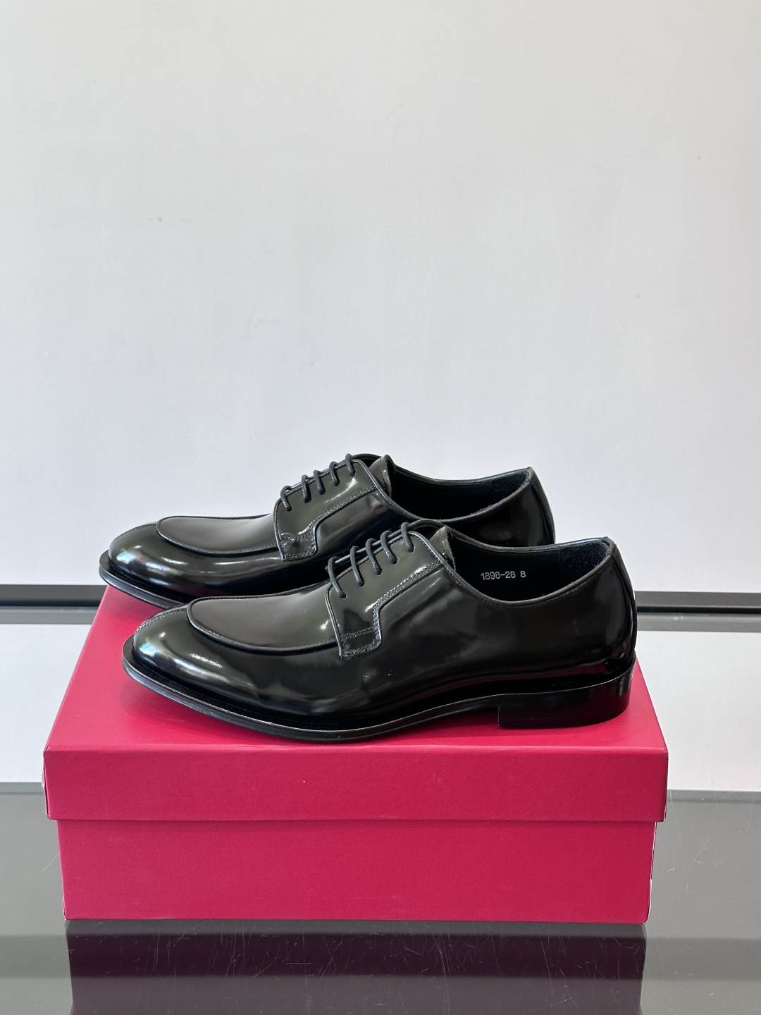 F菲拉格慕亮面德比皮鞋，采用高光泽漆皮，简约大方，商务正装风格超适合职场、婚礼等正式场合气。德比鞋系带设