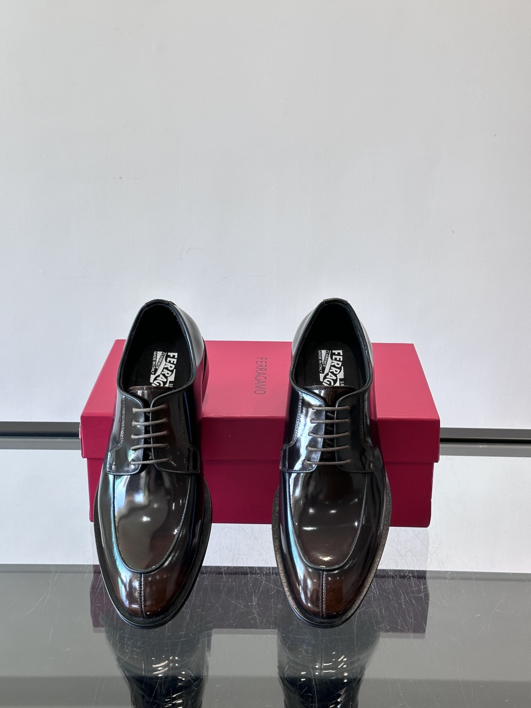 F菲拉格慕亮面德比皮鞋，采用高光泽漆皮，简约大方，商务正装风格超适合职场、婚礼等正式场合气。德比鞋系带设