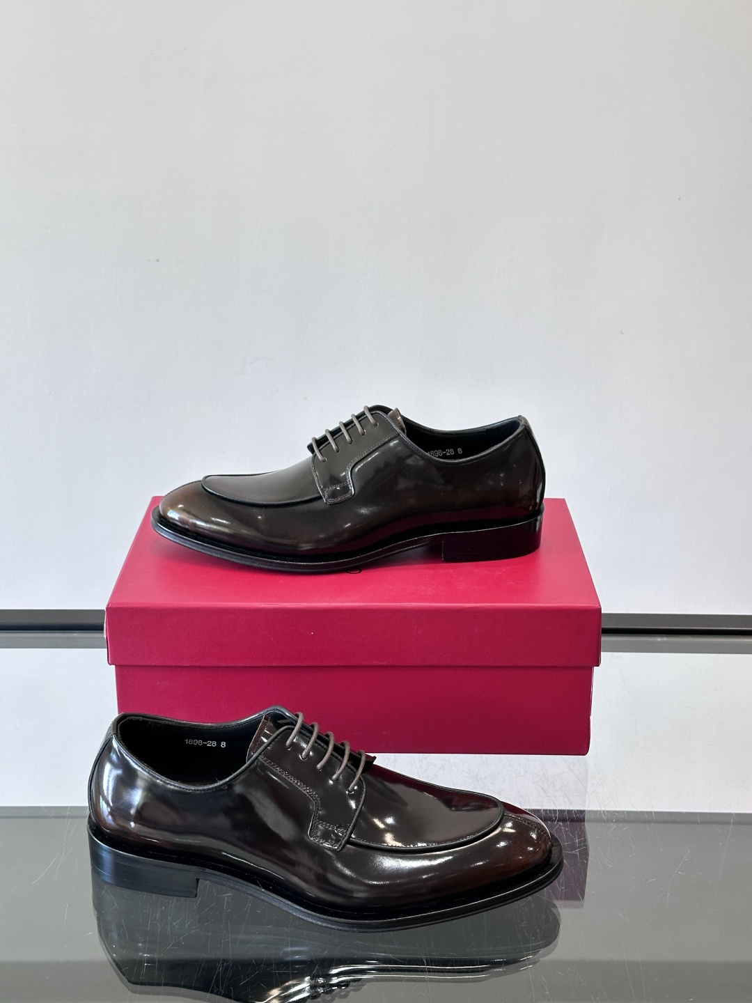 F菲拉格慕亮面德比皮鞋，采用高光泽漆皮，简约大方，商务正装风格超适合职场、婚礼等正式场合气。德比鞋系带设