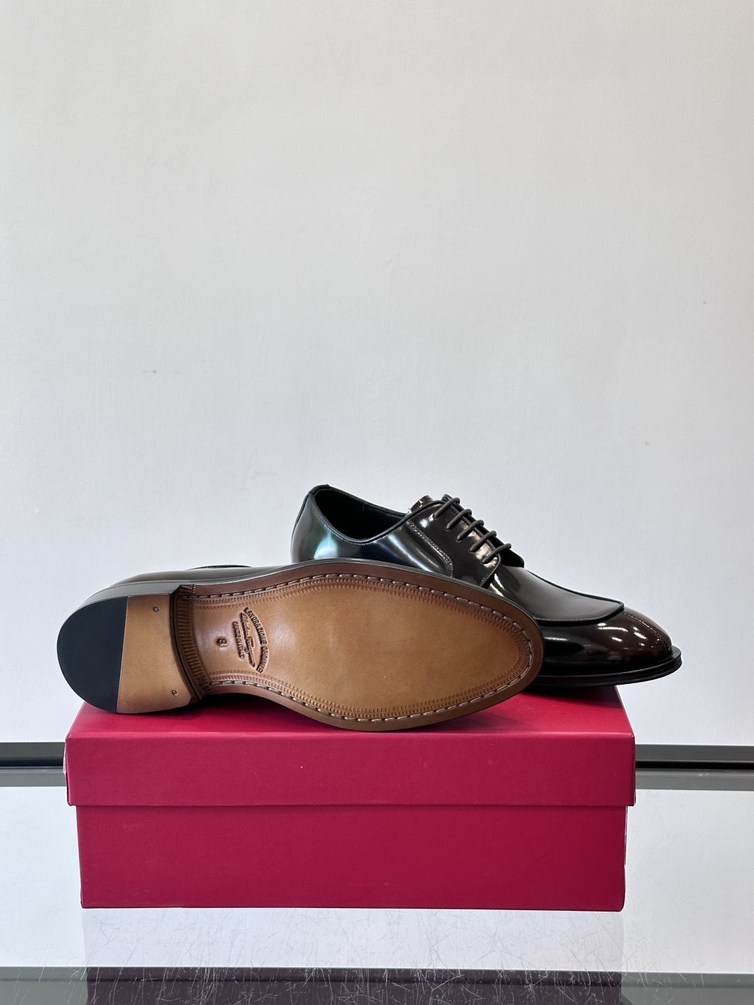 F菲拉格慕亮面德比皮鞋，采用高光泽漆皮，简约大方，商务正装风格超适合职场、婚礼等正式场合气。德比鞋系带设