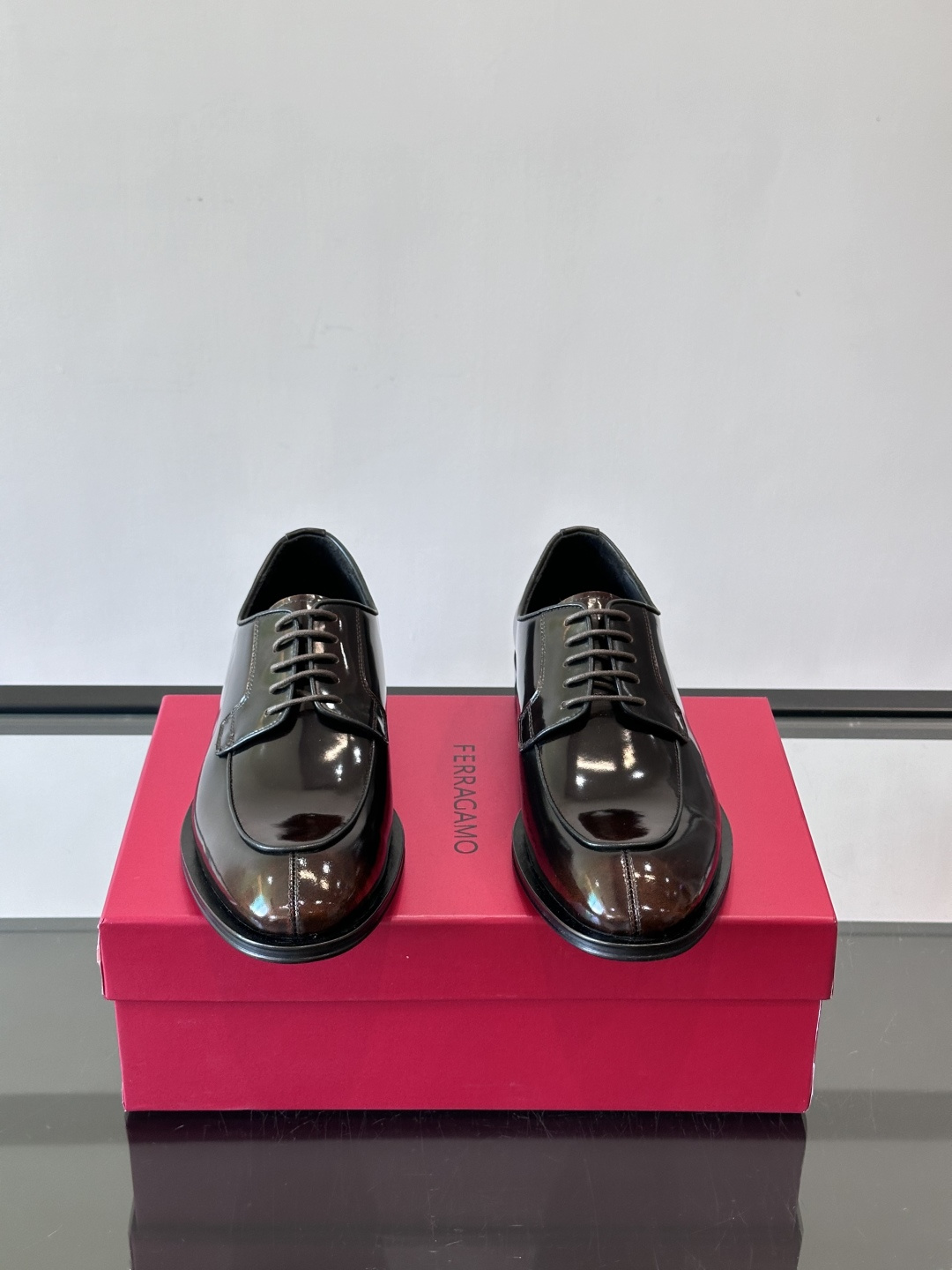 F菲拉格慕亮面德比皮鞋，采用高光泽漆皮，简约大方，商务正装风格超适合职场、婚礼等正式场合气。德比鞋系带设