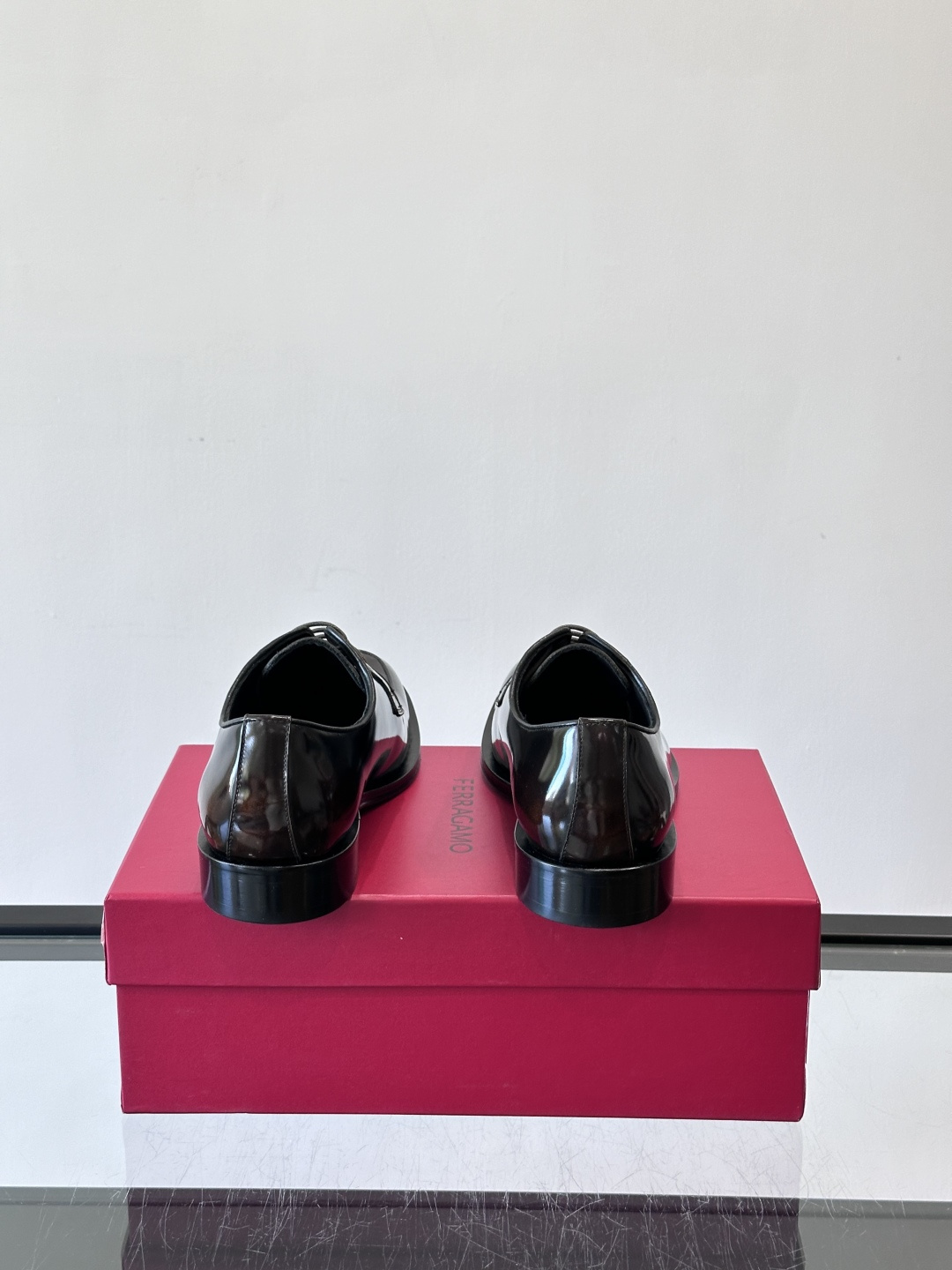 F菲拉格慕亮面德比皮鞋，采用高光泽漆皮，简约大方，商务正装风格超适合职场、婚礼等正式场合气。德比鞋系带设