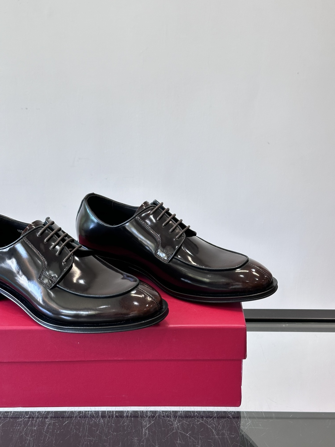 F菲拉格慕亮面德比皮鞋，采用高光泽漆皮，简约大方，商务正装风格超适合职场、婚礼等正式场合气。德比鞋系带设